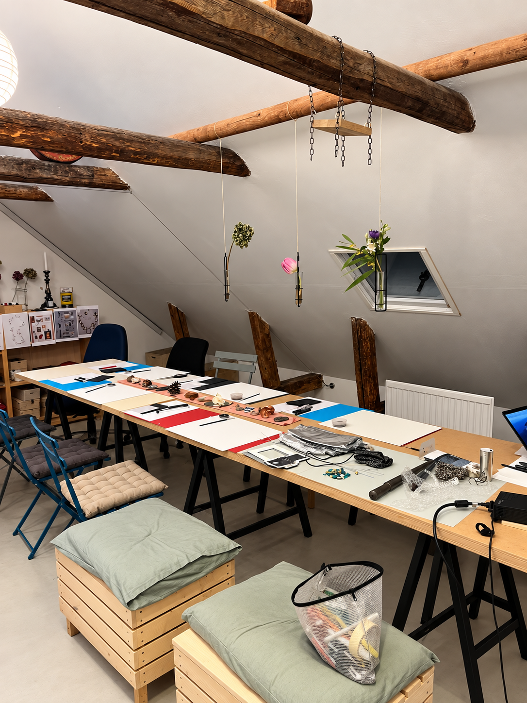 Det förberedda workshoprummet under smedjans träbjälkar