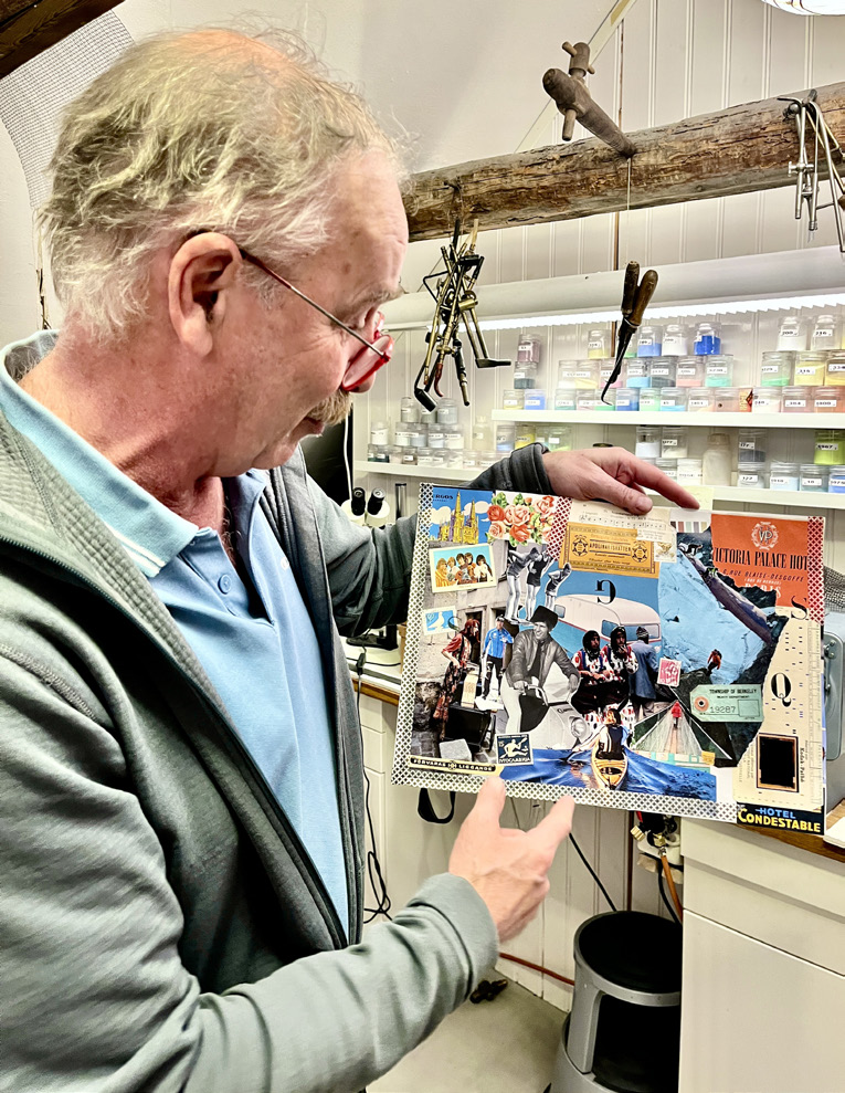 Sven visar en bild under arbetet med collage