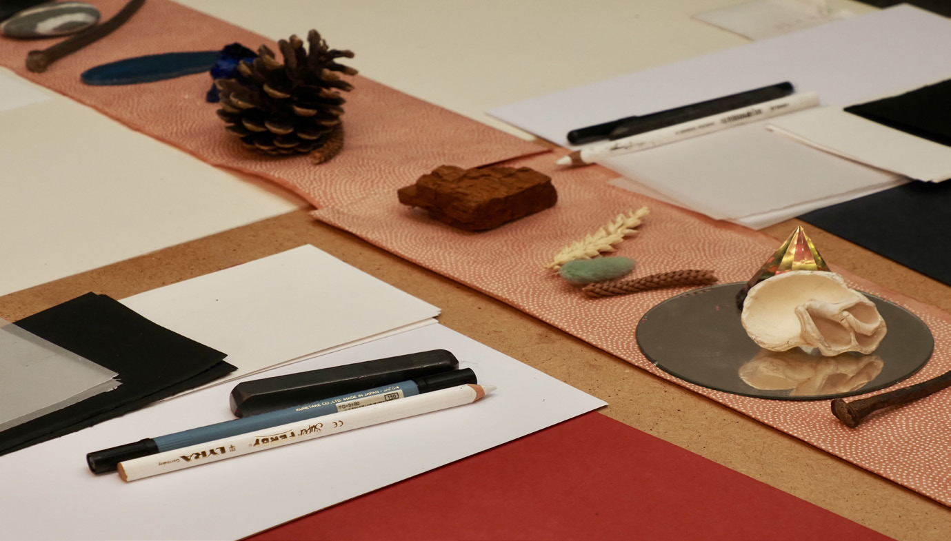 Taktila material och små objekt ordnade för prototyparbete