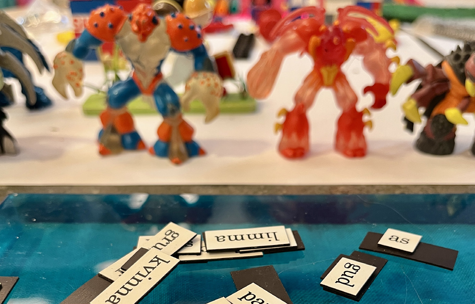 Prototyper, ord och färgstarka figurer på ett arbetsbord